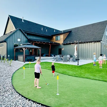 Sport Court! Hot Tub! Putting Green! Bunk Room!
